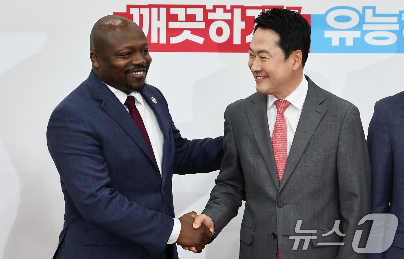 본문 이미지 - 장동혁 국민의힘 대표와 윌슨 화이트 구글 아시아태평양 대외협력정책총괄 부사장이 28일 서울 여의도 국회에서 열린 아동청소년 SNS중독, 플랫폼의 보호책임 강화를 위한 긴급좌담회에 참석해 인사를 나누고 있다. 2026.4.28 ⓒ 뉴스1 김도우 기자