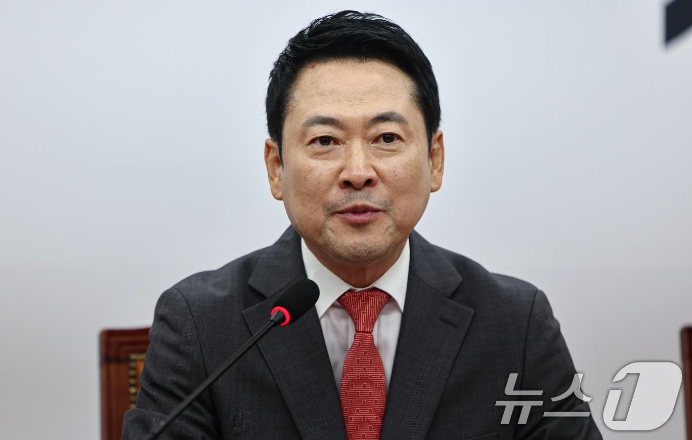 본문 이미지 - 장동혁 국민의힘 대표가 28일 서울 여의도 국회에서 열린 아동청소년 SNS중독, 플랫폼의 보호책임 강화를 위한 긴급좌담회에 참석해 모두 발언을 하고 있다. 2026.4.28 ⓒ 뉴스1 김도우 기자