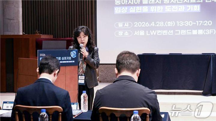 본문 이미지 - 한국표준과학연구원(KRISS) 배영경 바이오의료측정본부장이 28일 서울 LW컨벤션에서 열린 '2026 플래시 방사선치료 심포지엄 및 업무협약(MOU) 체결식'에서 개회사를 하고 있다.(KRISS 제공) /뉴스1