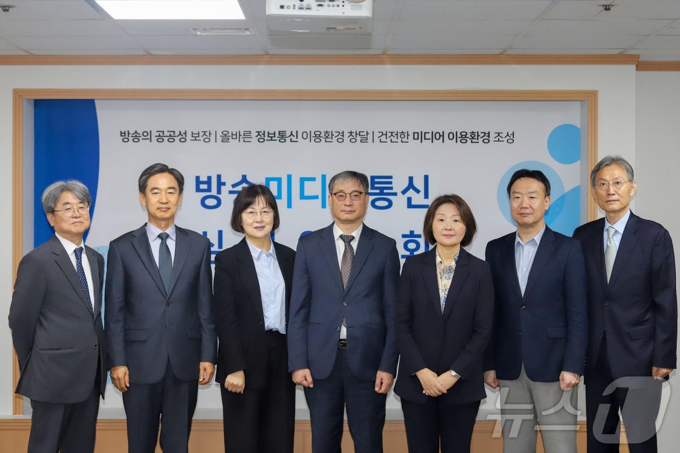 본문 이미지 - 28일 서울 양천구 방송미디어통신심의위원회에서 열린 명예훼손 분쟁조정부 위원 위촉식에서 참석자들이 기념 촬영을 하고 있다. 왼쪽부터 송요훈 방미심위 사무총장, 심석태 위원, 김유향 위원, 김준현 조정부의 장, 정은령 위원, 강태욱 위원, 고광헌 방미심위 위원장. (방미심위 제공) 2026.4.28 ⓒ 뉴스1