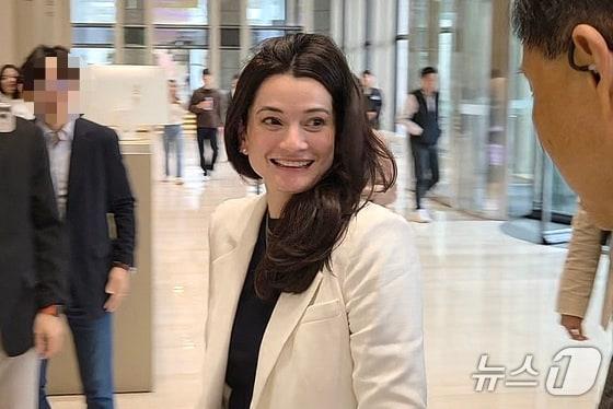 본문 이미지 - 매디슨 황 엔비디아 옴니버스·로보틱스 제품 마케팅 수석 이사가 28일 류재철 LG전자 최고경영자(CEO)를 만나기 위해 서울 여의도 LG트윈타워를 방문하고 있다. 2026.4.28/뉴스1황진중 기자