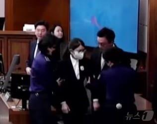 본문 이미지 - 김건희 여사가 지난 4월 28일 오후 서울 서초구 서울고등법원에서 열린 자본시장과 금융투자업에 관한 법률 위반, 정치자금법 위반, 특정범죄 가중처벌 등에 관한 법률 위반 혐의 2심 선고 공판에서 선고를 받고 퇴정하고 있다. 김 여사에 대한 대법원 판단이 오는 10월 28일까지 이뤄지지 않을 경우 구속만료로 석방된다. (서울고등법원 제공. 재판매 및 DB 금지) 2026.4.28 ⓒ 뉴스1