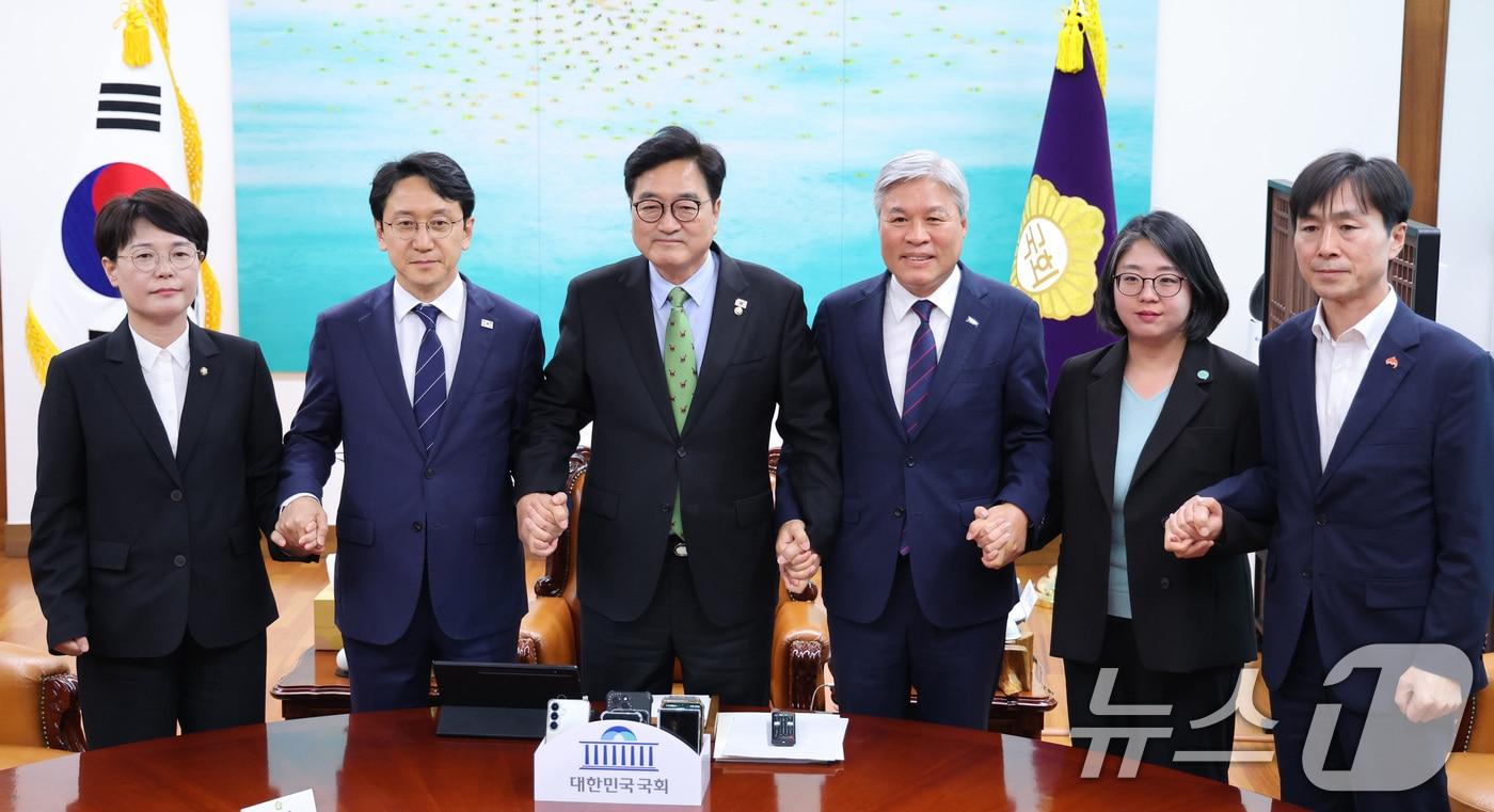 본문 이미지 - 우원식 국회의장이 28일 서울 여의도 국회에서 열린 초당적 개헌 추진을 위한 제정당 제3차 연석회의에서 참석자들과 기념 촬영을 하고 있다. 2026.4.28 ⓒ 뉴스1 신웅수 기자