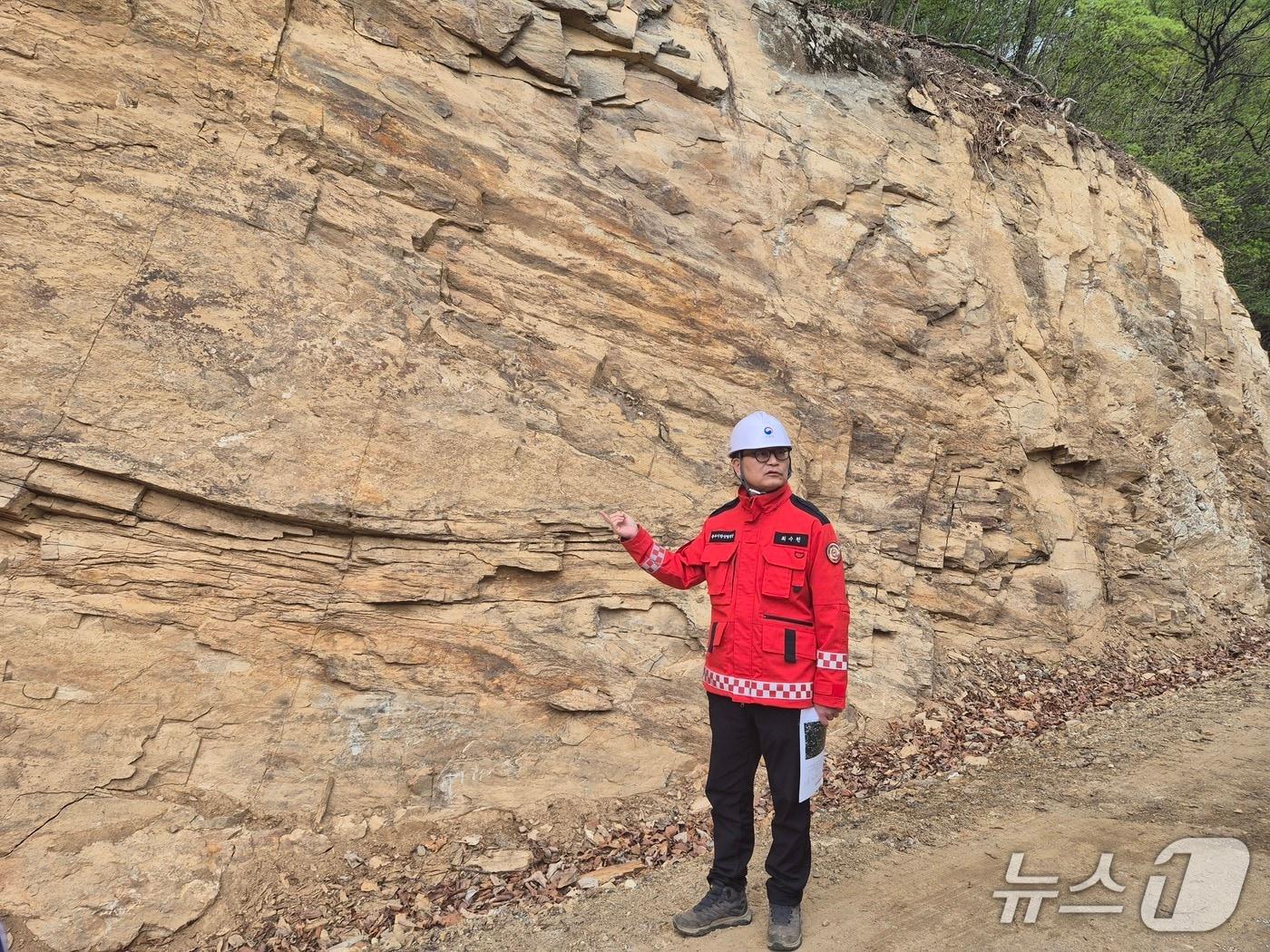 본문 이미지 - 최수천 동부지방산림청장이 근로자 참여형 안전 점검에 나섰다. (동부산림청 제공, 재판매 및 DB 금지) 2026.4.28/뉴스1