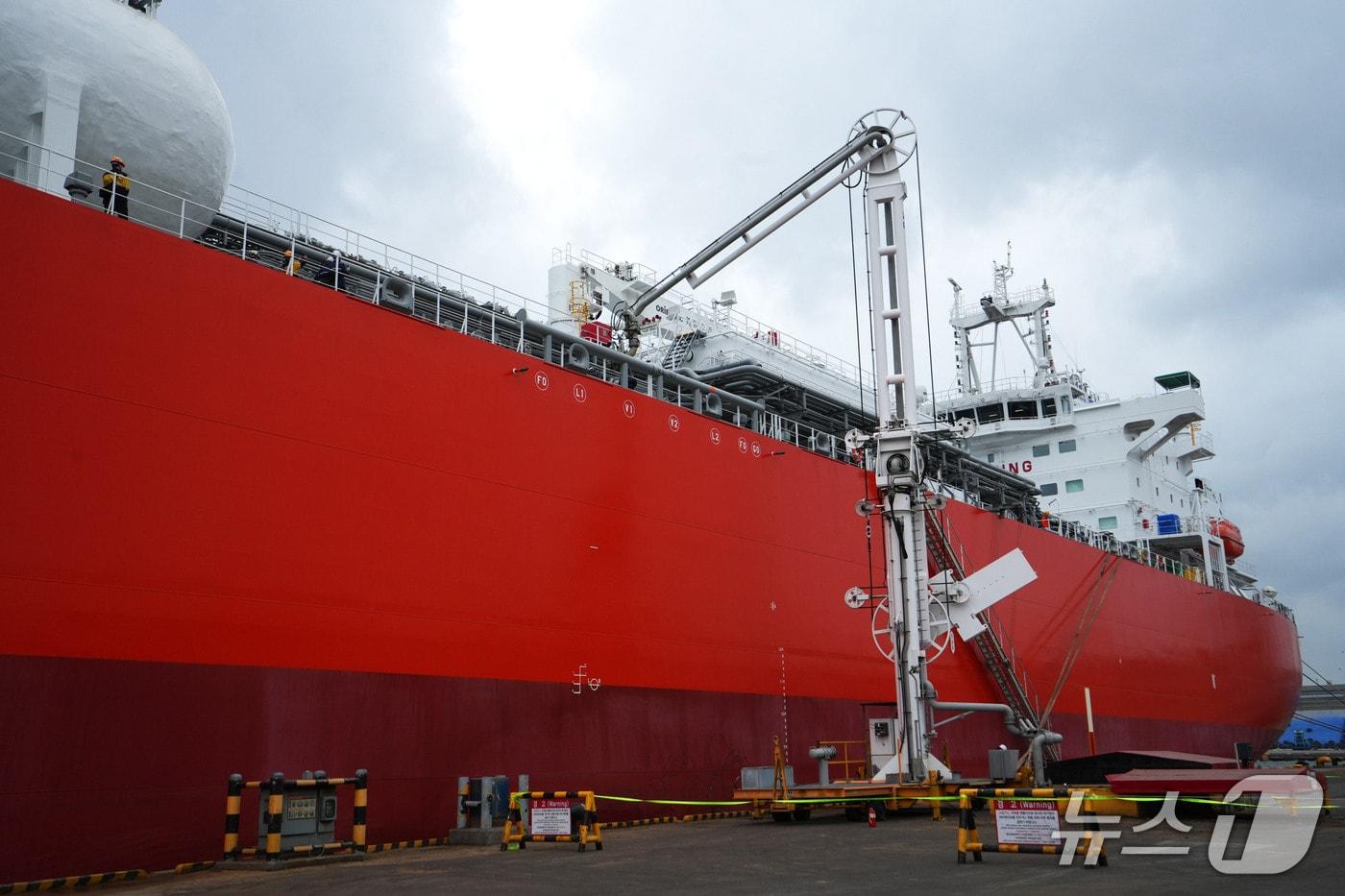 본문 이미지 -  롯데정밀화학이 친환경 사업인 암모니아 선박연료 공급에 성공하는 모습. (사진제공 = 롯데정밀화학)