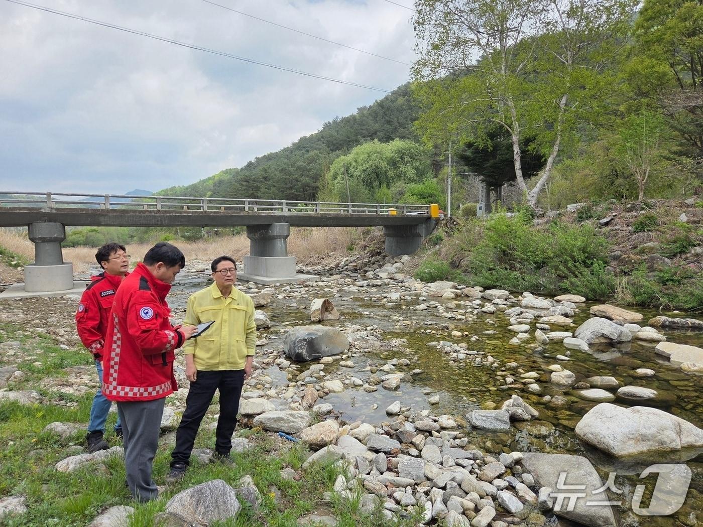 본문 이미지 - 최수천 동부지방산림청장이 영월 계곡 주변에 불법시설물을 점검하고 있다.(동부산림청 제공, 재판매 및 DB 금지) 2026.4.28/뉴스1