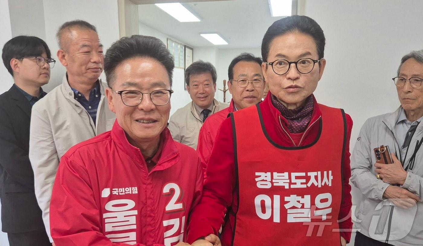 본문 이미지 - 28일 국힘 이철우 경북지사 후보는 울릉도를 방문해 김병수 울릉군수 후보와 함께 노인회관을 찾아 울릉도 및 동해안 발전 방향을 의논하고 있다. ⓒ 뉴스1 김대벽기자