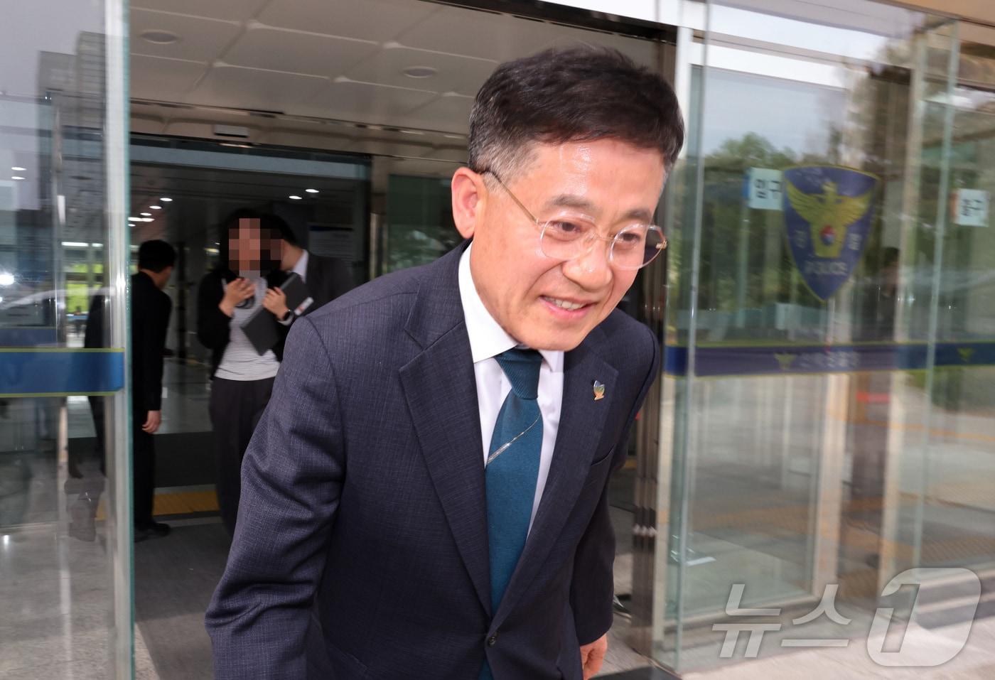 본문 이미지 - 28일 오후 4시 50분께 정성주 전북 김제시장이 '시술비 대납 의혹'과 관련해 소환조사를 받고 전북경찰청을 나서고 있다. 2026.4.28 ⓒ 뉴스1 장수인 기자