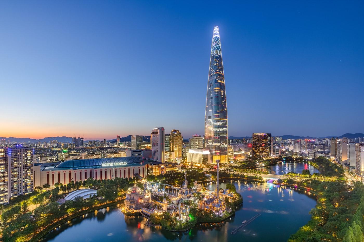 본문 이미지 - 롯데타운 잠실 및 롯데월드타워 전경(롯데백화점 제공)