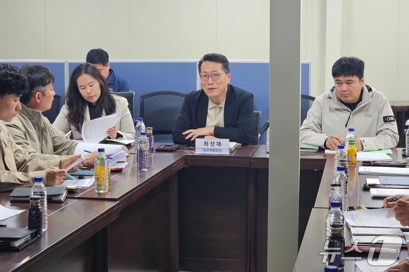 본문 이미지 - 최성채 한강청 하천계획과장이 28일 목감천 하천공사 현장사무실에서 열린 ‘하천공사 통합관리협의체’에서 인사말을 하고 있다.(한강청 제공)