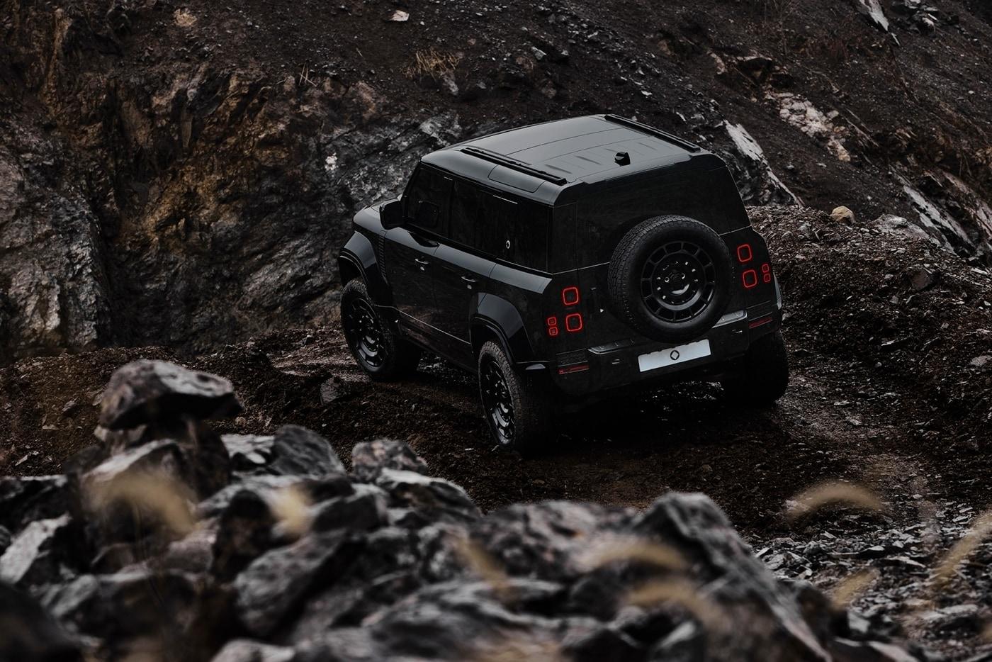 본문 이미지 - JLR 코리아가 17일 충북 진천에서 개최한 '2026 데스티네이션 디펜더' 행사에서 국내 최초로 공개된 랜드로버 중형 SUV '디펜더 OCTA 블랙' 모델이 오프로드 코스를 주행하고 있는 모습(JL 코리아 제공). 2026.4.17.