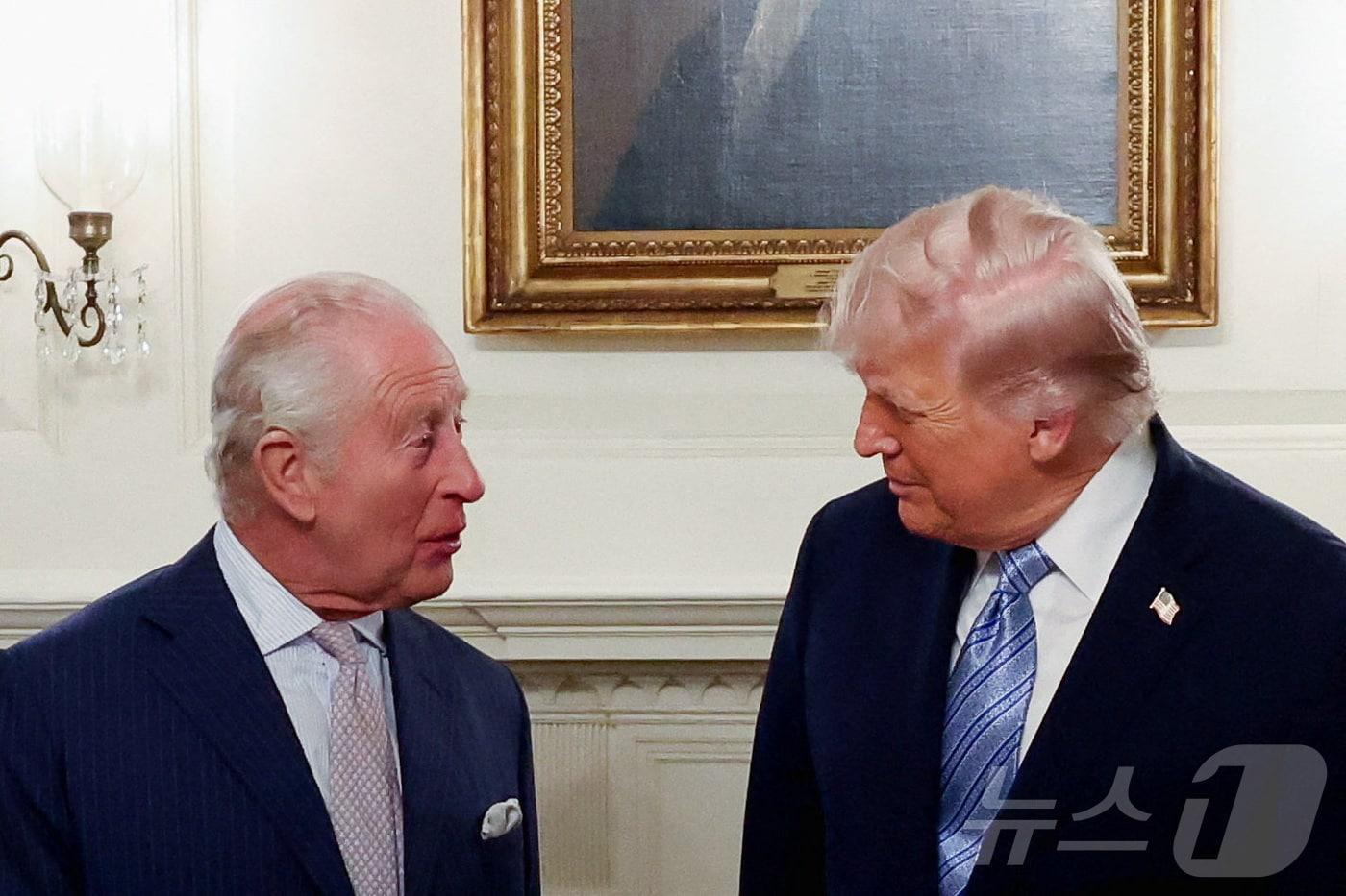 본문 이미지 - 찰스 3세 영국 국왕과 트럼프 미국 대통령. 2026.04.27 ⓒ 로이터=뉴스1