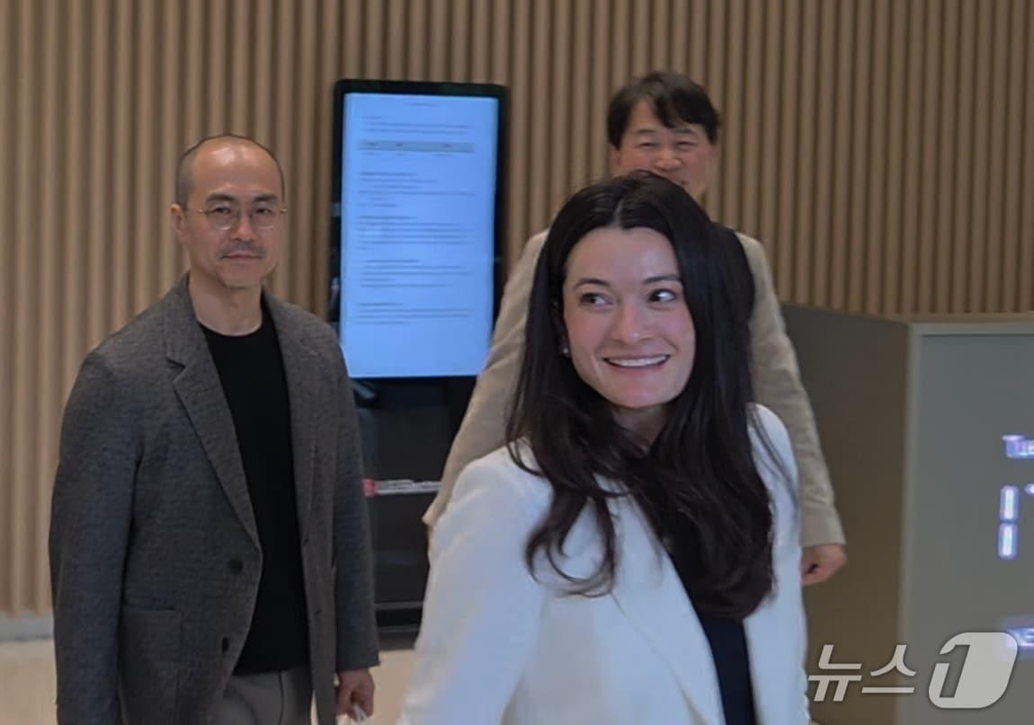본문 이미지 - 정소영 엔비디아 코리아 대표(왼쪽)와 매디슨 황 엔비디아 옴니버스·로보틱스 제품 마케팅 수석 이사가 28일 서울 여의도 트윈타워에서 류재철 LG전자 최고경영자(CEO)와 비즈니스 미팅을 마무리하고 떠나고 있다. 2026. 4. 28/뉴스1 황진중 기자