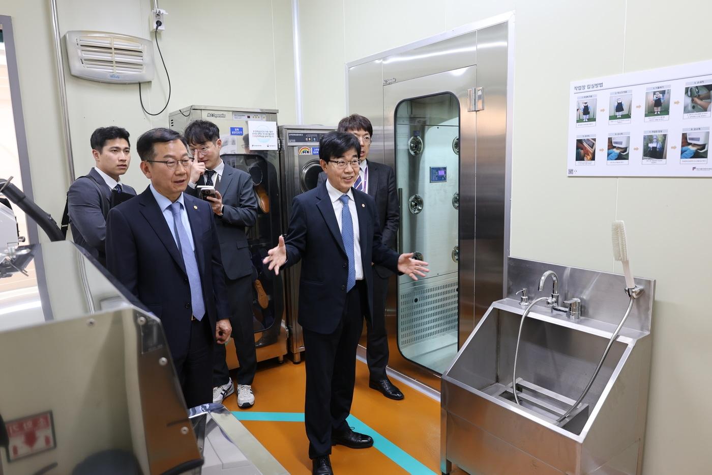 본문 이미지 - 소진공이 한국식품안전관리인증원과 협력해 식품안전 관리 개선에 나선다 (소진공 제공)