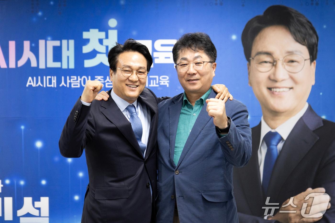 본문 이미지 -  성기선 경기도교육감 예비후보와 안민석 민주·진보 단일후보가 28일 캠프에서 만나 경기교육 대전환을 위해 손을 맞잡고 있다.(안 단일후보 측 제공)