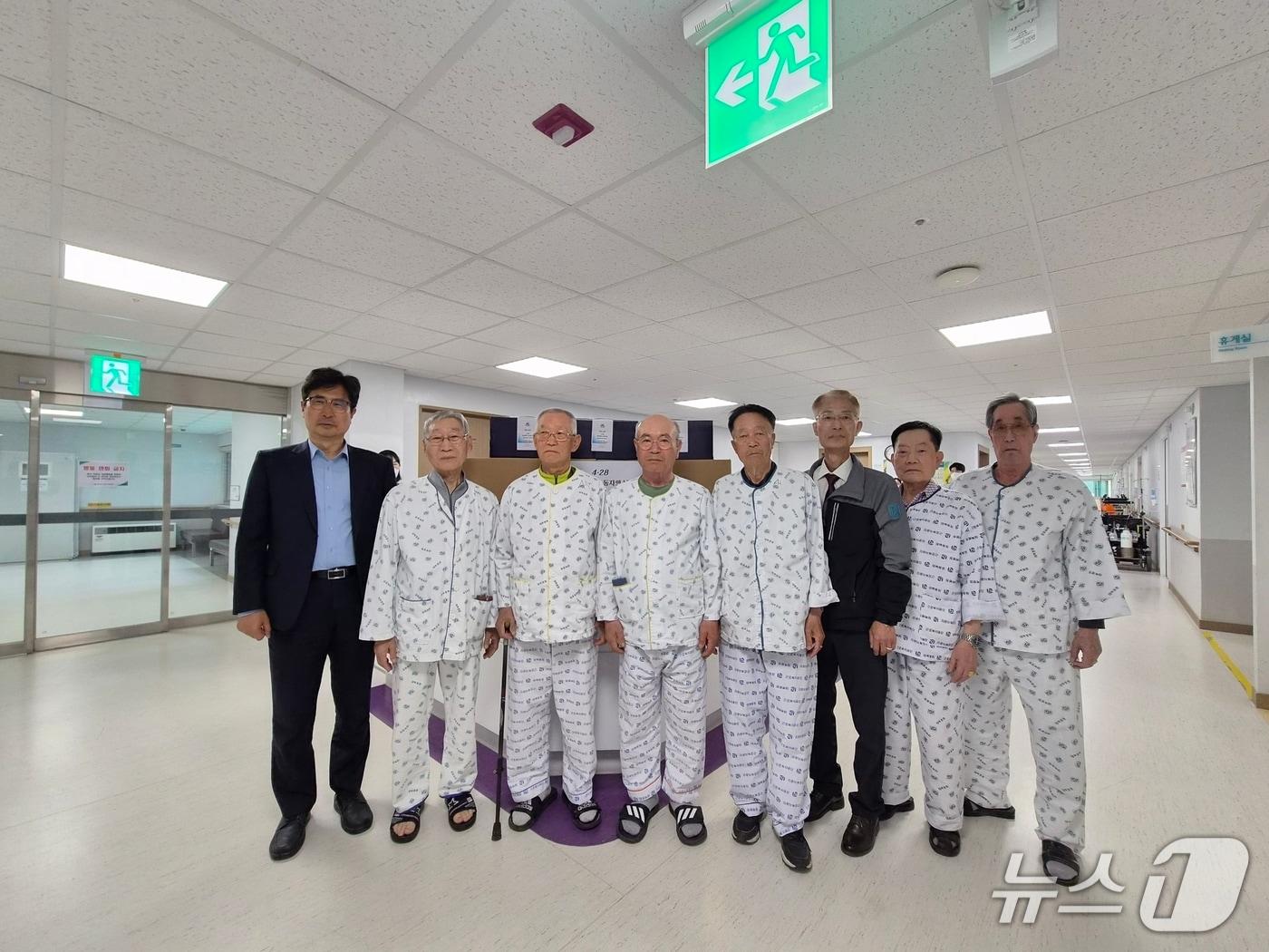 본문 이미지 - 근로복지공단 태백병원을 찾은 고용노동부 강원지청 관계자들. (고용노동부 강원지청 제공, 재판매 및 DB금지)