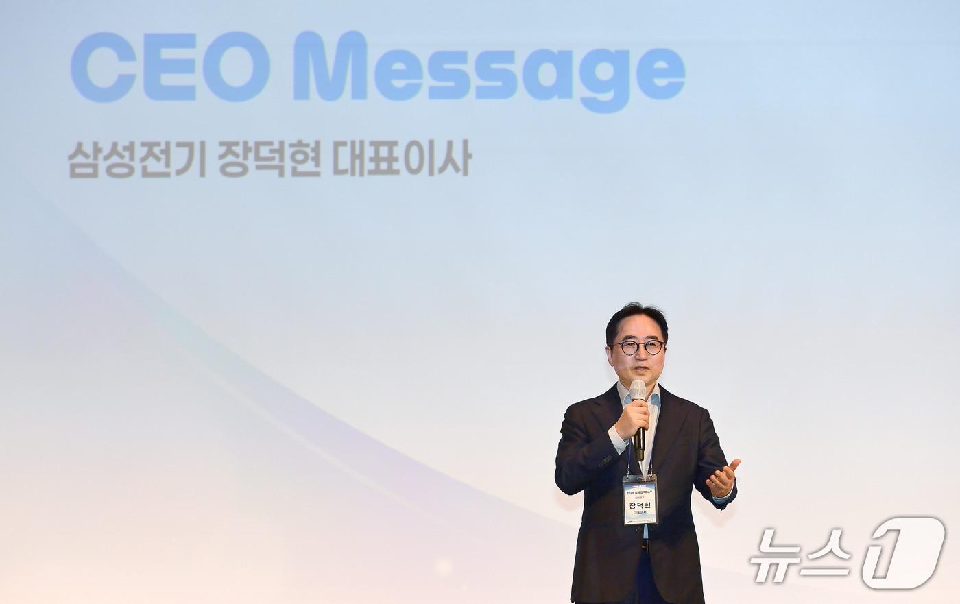 본문 이미지 - 장덕현 삼성전기 사장이 상생협력데이에서 인사말을 하고 있다. (사진제공 = 삼성전기) 