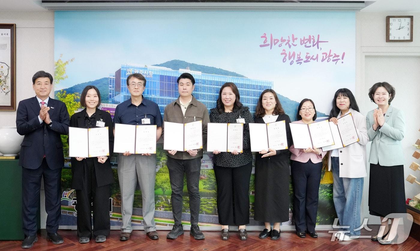 본문 이미지 - 28일 광주시청 시장실에서 진행된 '명예 통역관 위촉식' 때 모습.(광주시 제공)