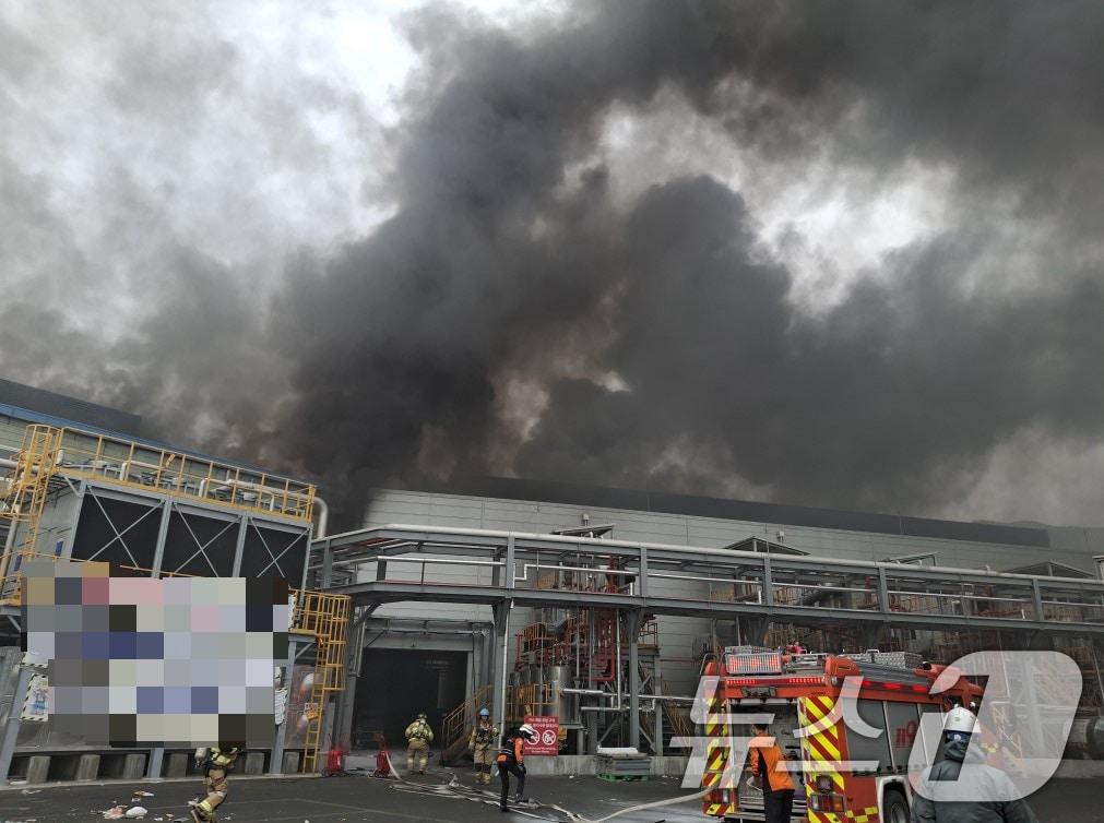 본문 이미지 - 28일 오후 5시 5분쯤 경북 경주시 건천읍 용명리 산업단지 내 공장에서 원인을 알 수 없는 불이 나 소방당국이 진화 작업을 벌이고 있다. (경북소방본부 제공, 재판매 및 DB금지)  /뉴스1 