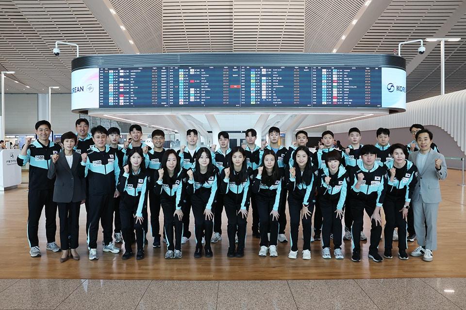 본문 이미지 - 세계탁구선수권을 위해 런던으로 출국한 한국 탁구대표팀(대한탁구협회 제공) 