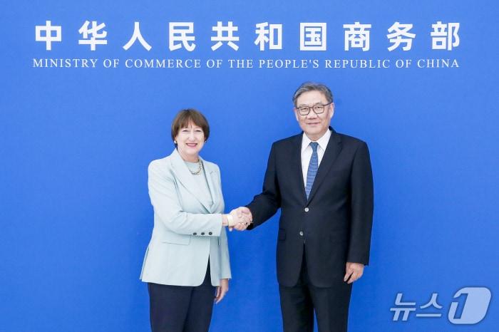 본문 이미지 - 왕원타오 상무부장이 27일 베이징에서 힐레가르트 뮐러 독일자동차산업협회(VDA) 회장과 만났다. (중국 상무부 홈페이지)