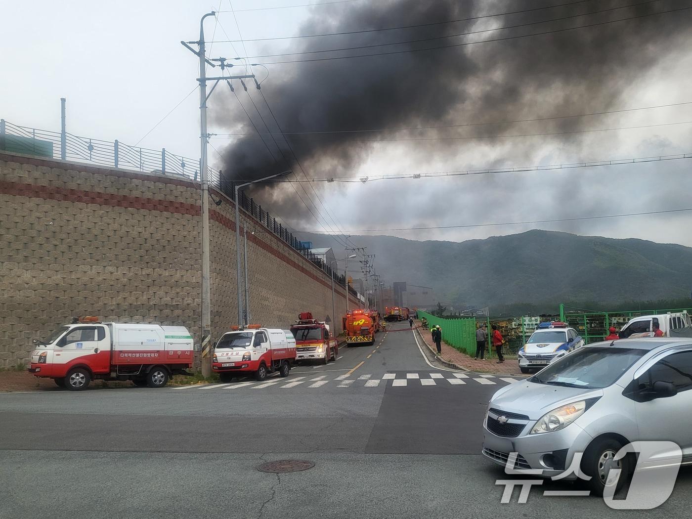 본문 이미지 - 28일 오후 5시 5분쯤 경북 경주시 건천읍 용명리 산업단지 내 공장에서 원인을 알 수 없는 불이 나 소방당국이 진화 작업을 벌이고 있다. 소방당국은 핼기와 장비 10여 대를 투입해 진화 작업을 벌이고 있다.(독자제공, 재판매 및 DB금지) 2026.4.28 ⓒ 뉴스1 최창호 기자