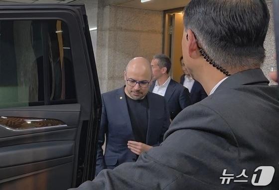 본문 이미지 - 데미스 하사비스 구글 딥마인드 최고경영자(CEO)가 구광모 LG그룹 회장과 오찬을 마친 후 이동하고 있다. 2026. 4. 28/뉴스1 황진중 기자
