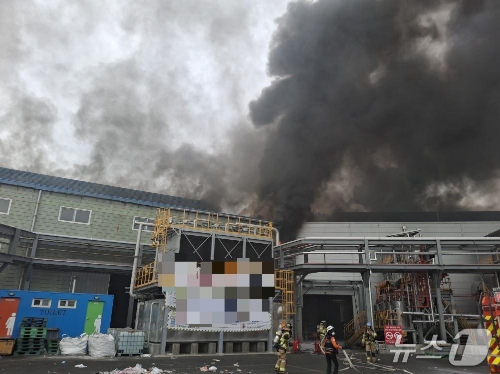 본문 이미지 - 28일 오후 5시 5분쯤 경북 경주시 건천읍 용명리 산업단지 내 공장에서 불이 나 소방당국이 진화 작업을 벌이고 있다. (경북소방본부 제공, 재판매 및 DB금지) /뉴스1