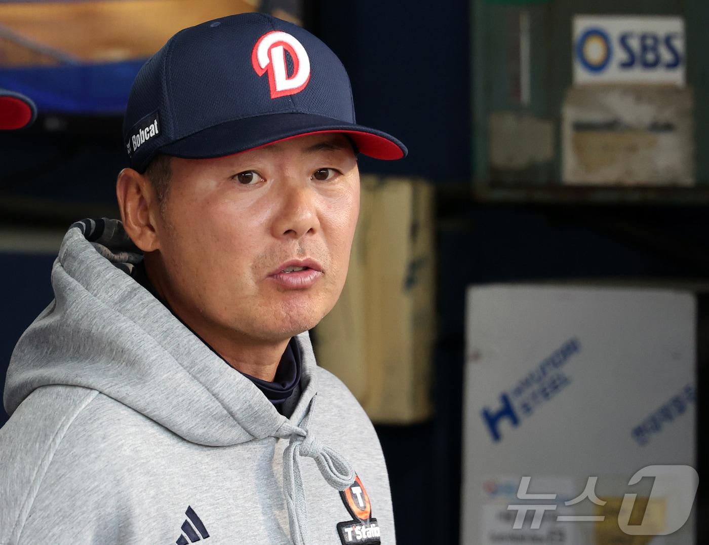본문 이미지 - 28일 서울 송파구 잠실야구장에서 열린 '2026 신한 SOL KBO리그' 삼성 라이온즈와 두산 베어스의 경기, 두산 김원형 감독이 경기를 지켜보고 있다. 2026.4.28 ⓒ 뉴스1 김진환 기자