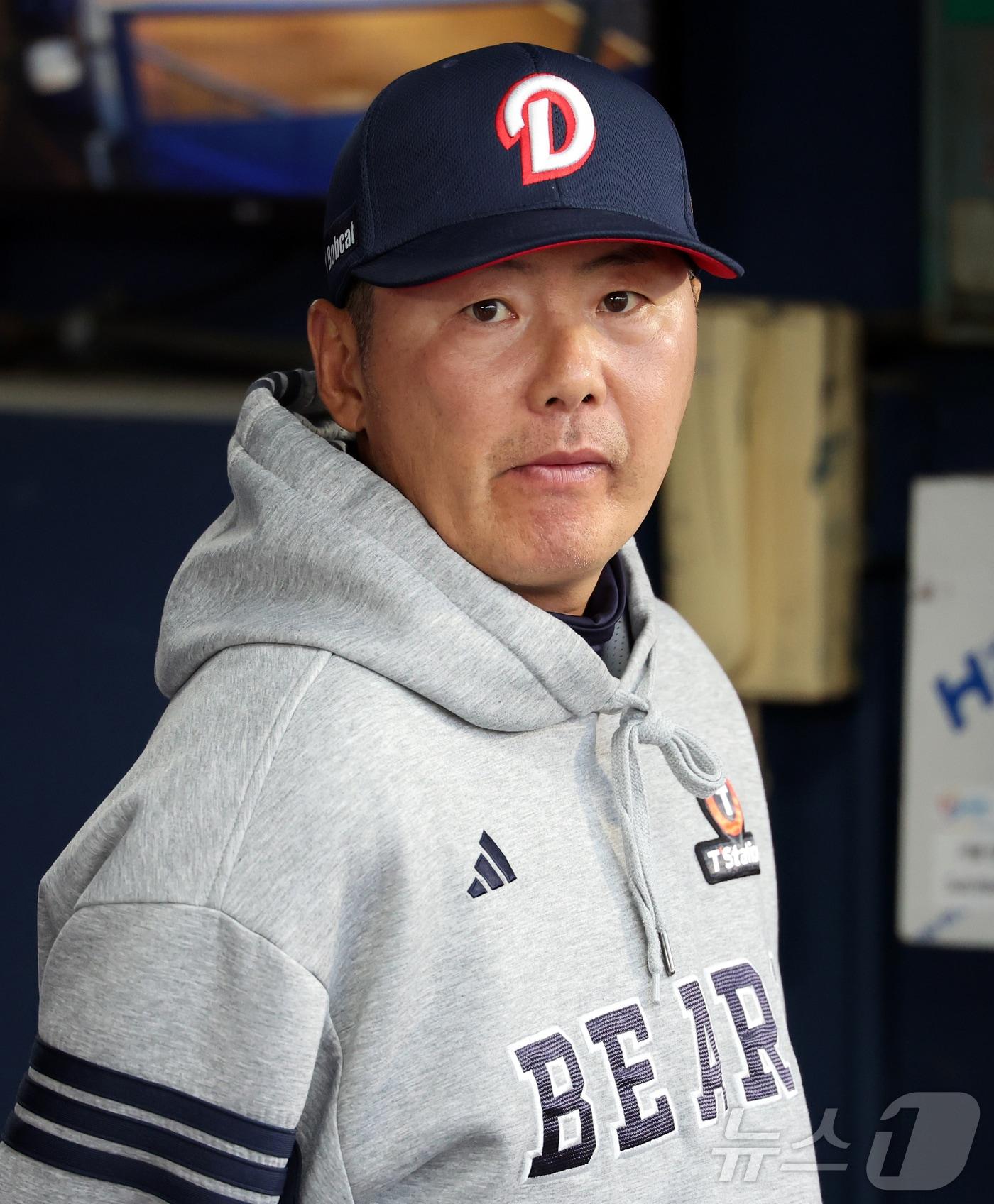 본문 이미지 - 28일 서울 송파구 잠실야구장에서 열린 '2026 신한 SOL KBO리그' 삼성 라이온즈와 두산 베어스의 경기, 두산 김원형 감독이 경기를 지켜보고 있다. 2026.4.28 ⓒ 뉴스1 김진환 기자