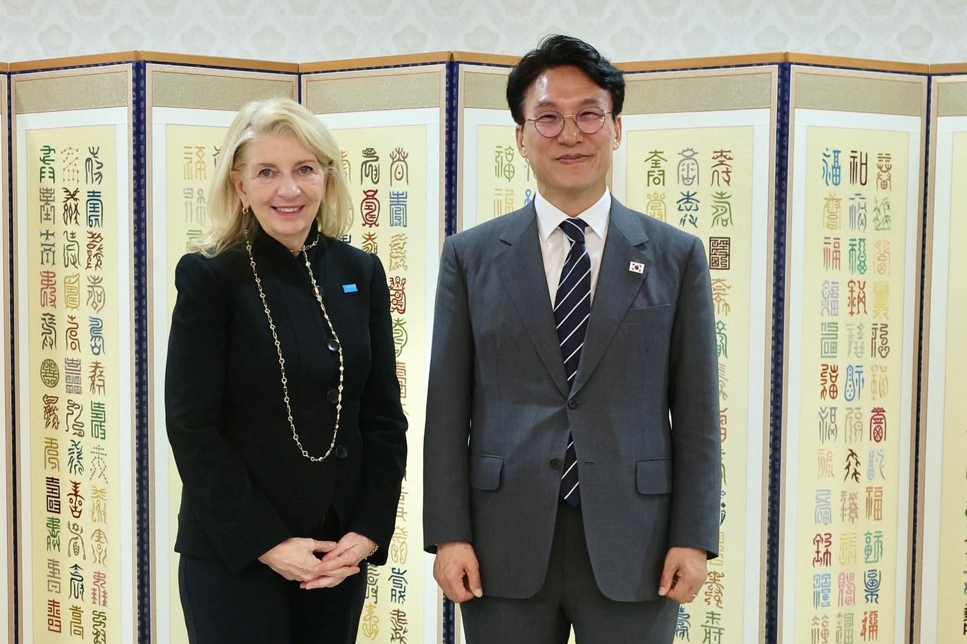 본문 이미지 - 김민석 국무총리가 28일 정부서울청사에서 캐서린 러셀 유엔아동기금 총재를 접견했다.(총리실 제공)