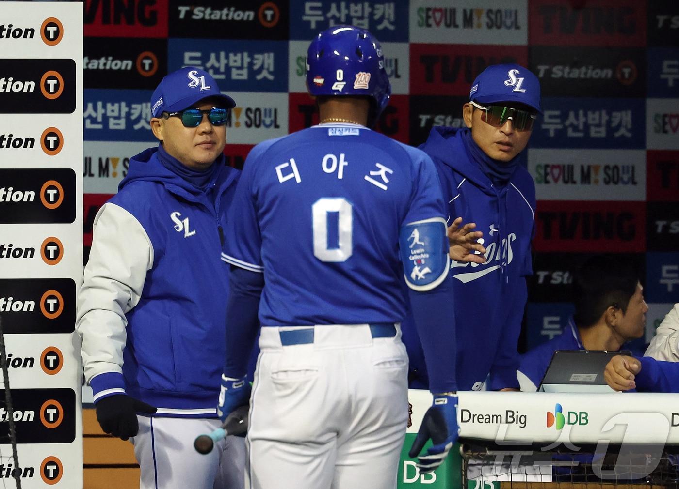 본문 이미지 - 박진만 삼성 라이온즈 감독(왼쪽)과 르윈 디아즈. 2026.4.28 ⓒ 뉴스1 김진환 기자