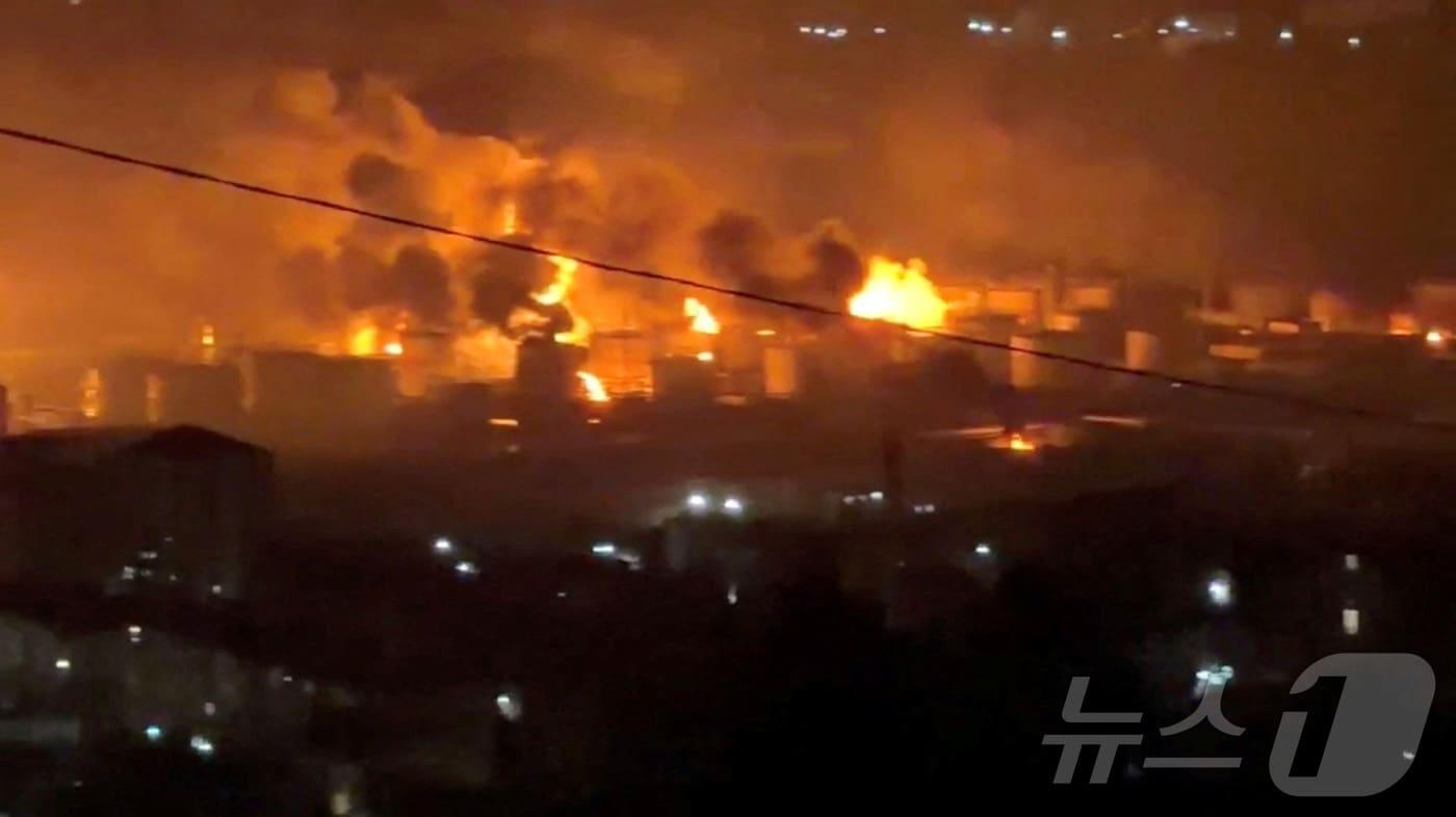 본문 이미지 - 러시아 투압세의 정유공장에서 불길이 치솟는 모습. 2026.04.20 ⓒ 로이터=뉴스1