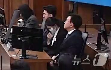 본문 이미지 - 도이치모터스 주가조작과 통일교 금품수수 의혹 등의 혐의로 재판에 넘겨진 김건희 여사가 28일 서울 서초구 서울고등법원에서 열린 항소심에 출석해 자리에 앉아 있다. (서울고등법원 제공 영상 캡처. 재판매 및 DB 금지)) 2026.4.28 ⓒ 뉴스1 임세영 기자