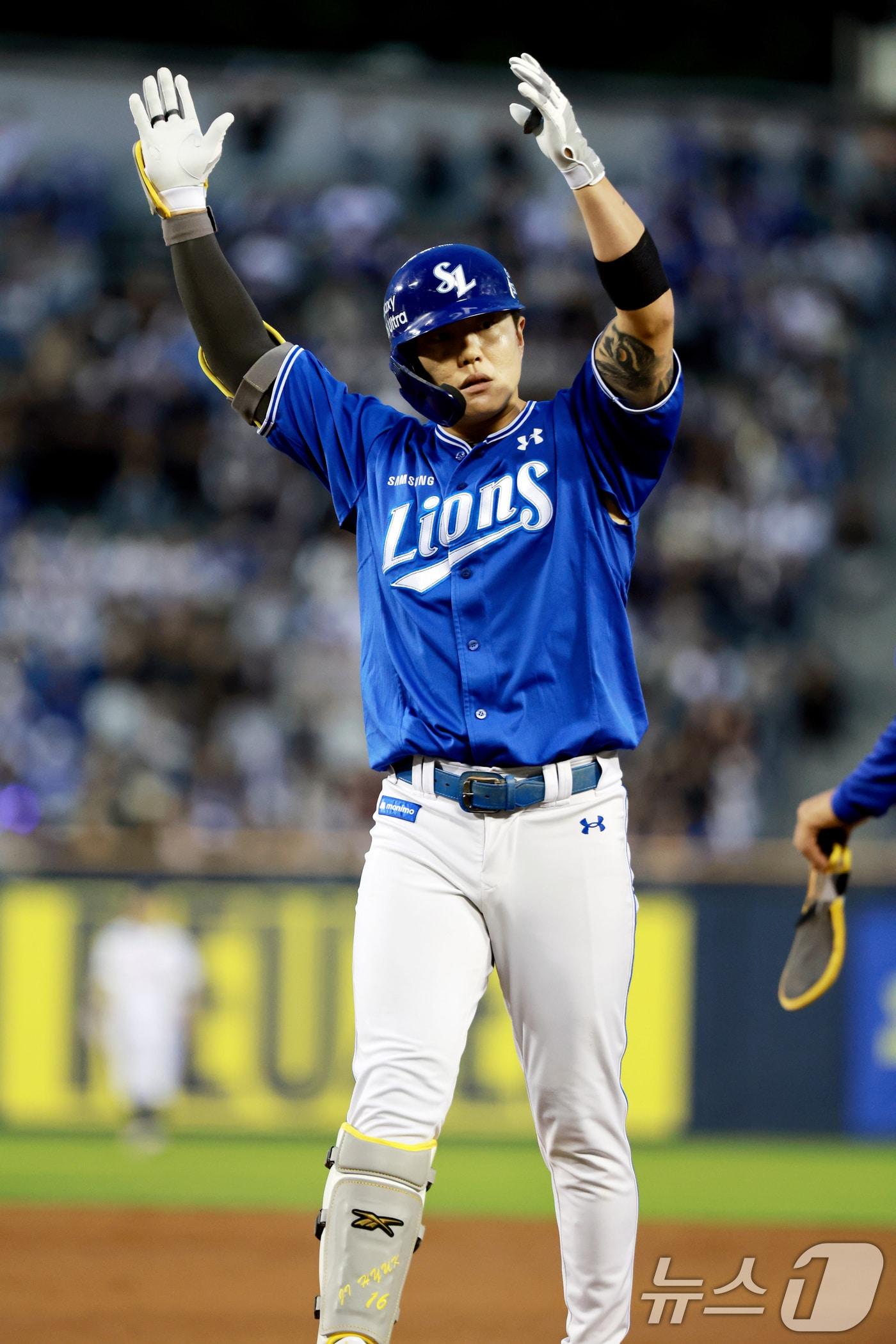 본문 이미지 - 28일 서울 송파구 잠실야구장에서 열린 '2026 신한 SOL KBO리그' 삼성 라이온즈와 두산 베어스의 경기, 4회초 1사 3루 상황에서 삼성 류지혁이 적시타를 친 뒤 세리머니를 하고 있다. 2026.4.28 ⓒ 뉴스1 이호윤 기자