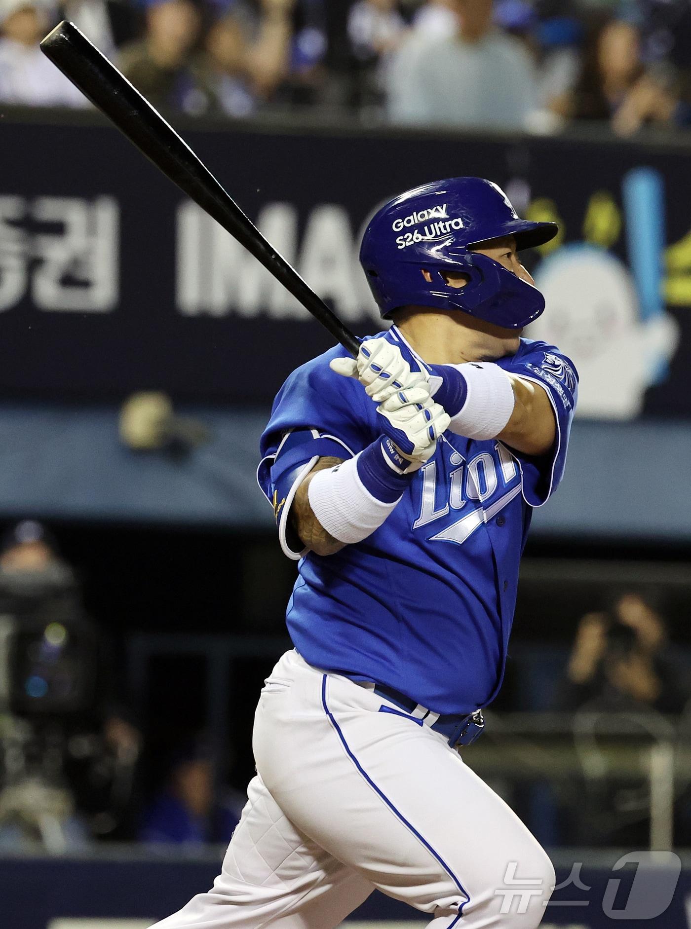 본문 이미지 - 28일 서울 송파구 잠실야구장에서 열린 '2026 신한 SOL KBO리그' 삼성 라이온즈와 두산 베어스의 경기, 삼성 최형우가 4회초 무사 1루 상황에서 안타를 치고 있다. 2026.4.28 ⓒ 뉴스1 김진환 기자