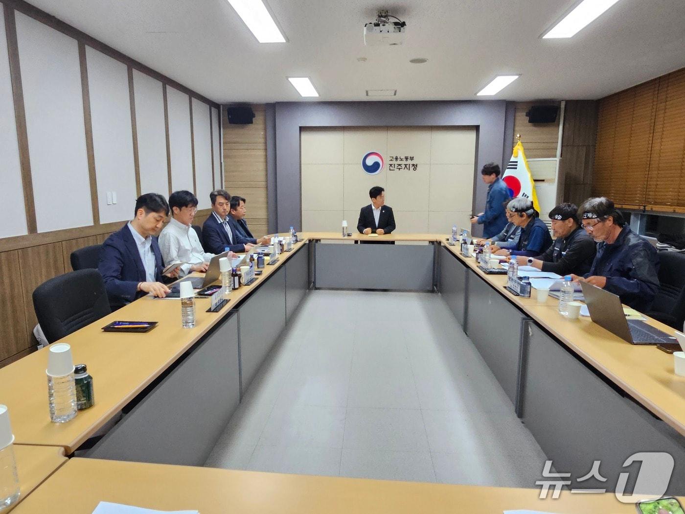 본문 이미지 - 김영훈 장관이 28일 오후 8시 경남 진주고용노동지청을 찾아 화물연대와 BGF리테일 물류 자회사인 BGF로지스 간 4차 교섭 상황을 점검하고 있다. ⓒ뉴스1 한송학 기자