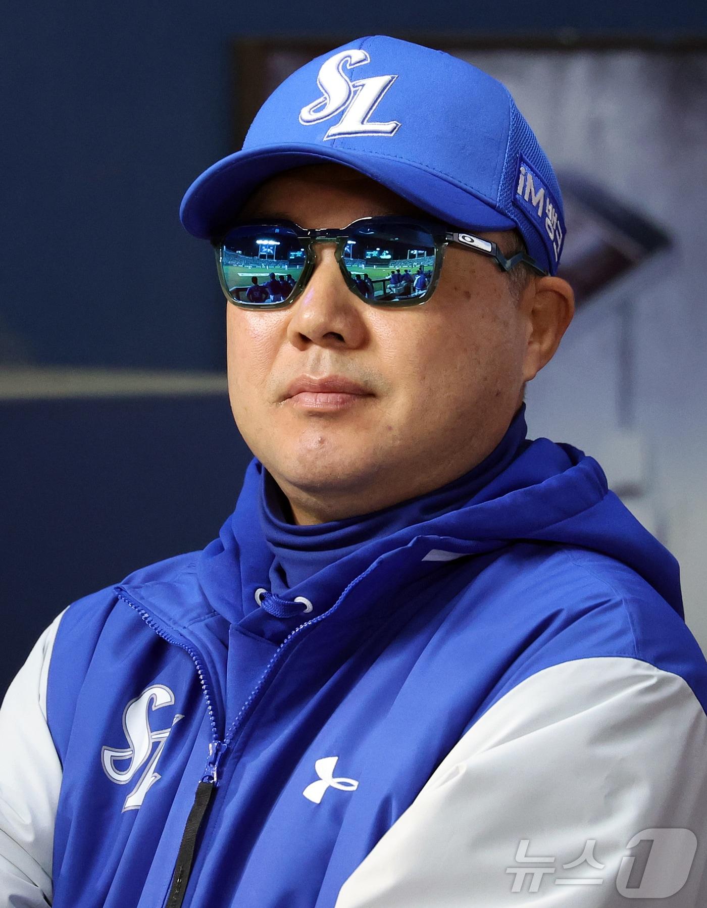 본문 이미지 - 28일 서울 송파구 잠실야구장에서 열린 '2026 신한 SOL KBO리그' 삼성 라이온즈와 두산 베어스의 경기, 삼성 박진만 감독이 8회초 팀의 공격을 지켜보고 있다. 2026.4.28 ⓒ 뉴스1 김진환 기자