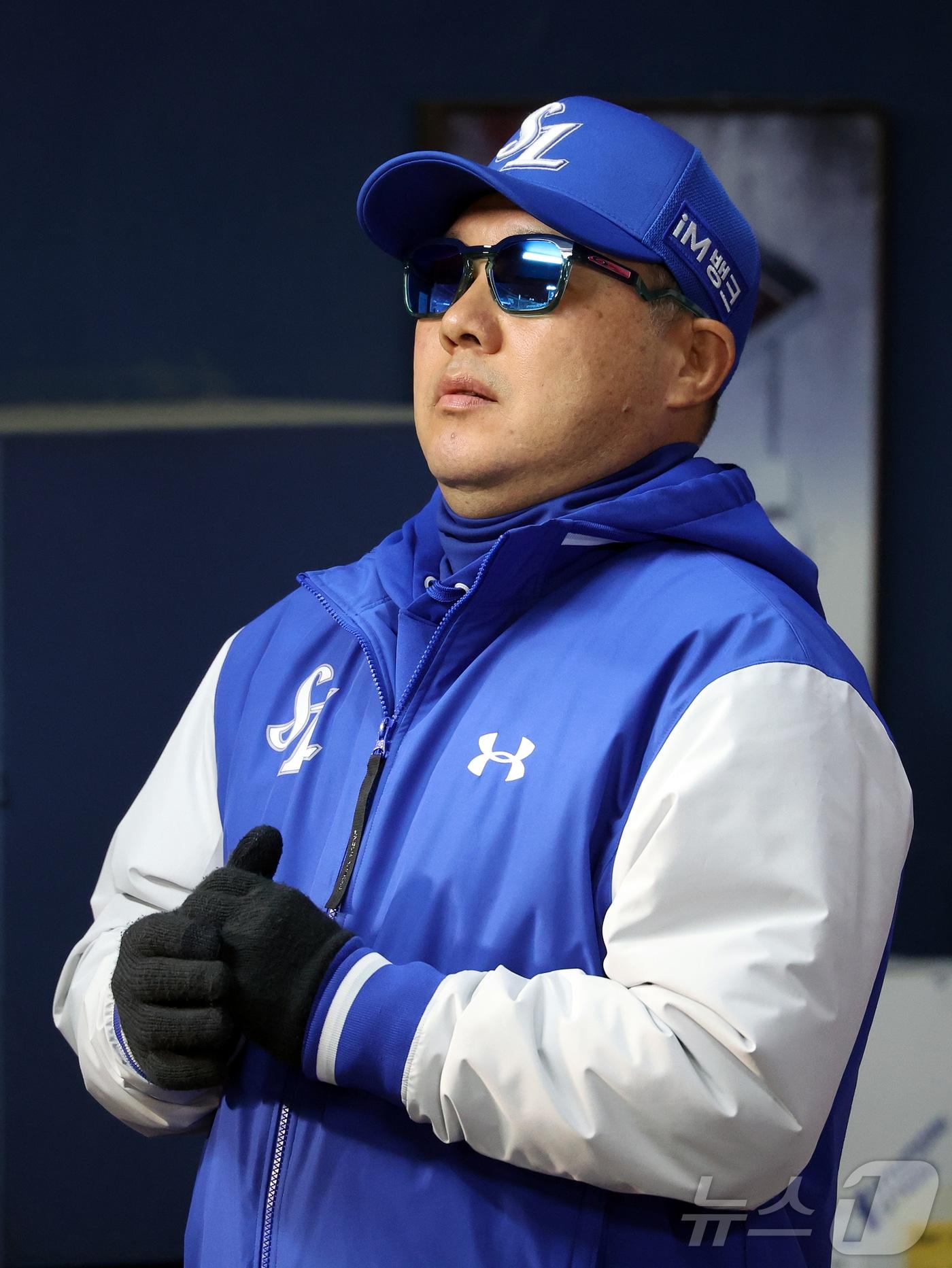 본문 이미지 - 28일 서울 송파구 잠실야구장에서 열린 '2026 신한 SOL KBO리그' 삼성 라이온즈와 두산 베어스의 경기, 삼성 박진만 감독이 8회초 팀의 공격을 지켜보고 있다. 2026.4.28 ⓒ 뉴스1 김진환 기자