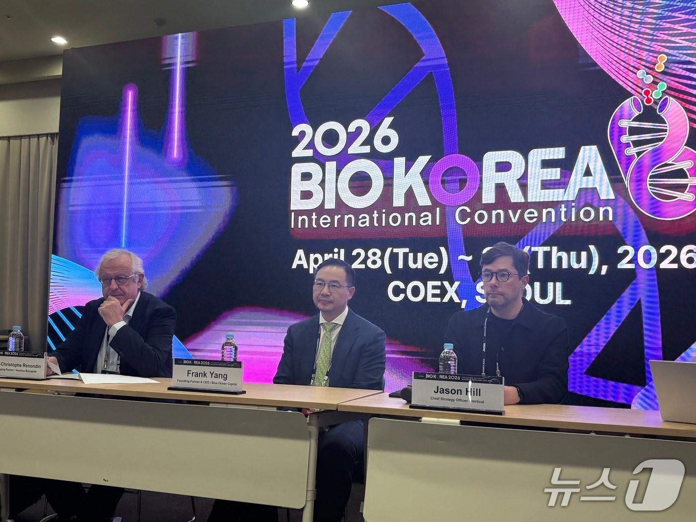 본문 이미지 - 왼쪽부터 제이슨 힐 버티컬 리드, 장-크리스토프 르농댕 베살리우스 바이오캐피탈 매니징파트너, 양펑 블루오션 캐피탈 최고경영자(CEO)