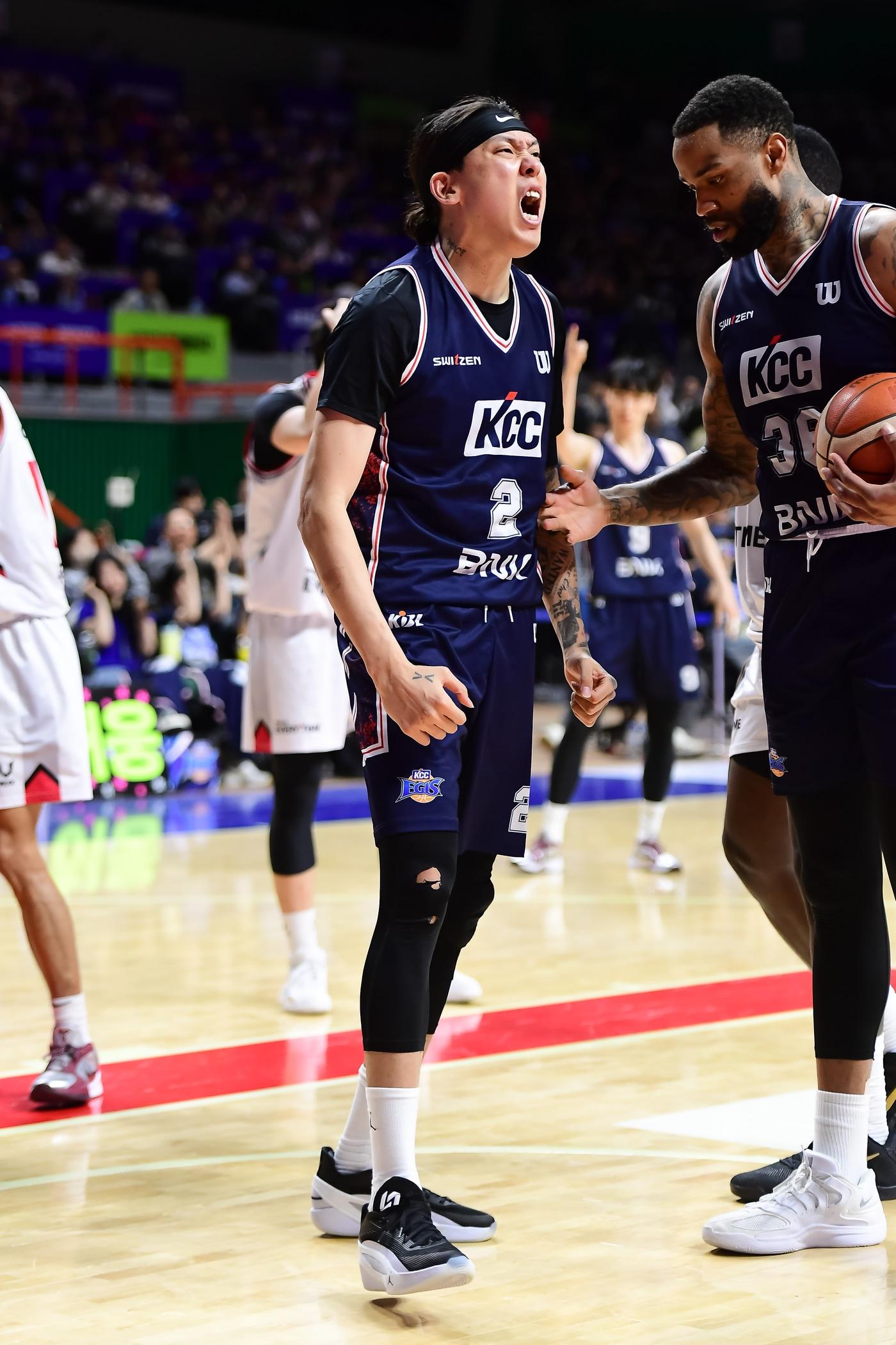 본문 이미지 - 프로농구 KCC 최준용이 28일 정관장과 경기에서 포효하고 있다.(KBL 제공)