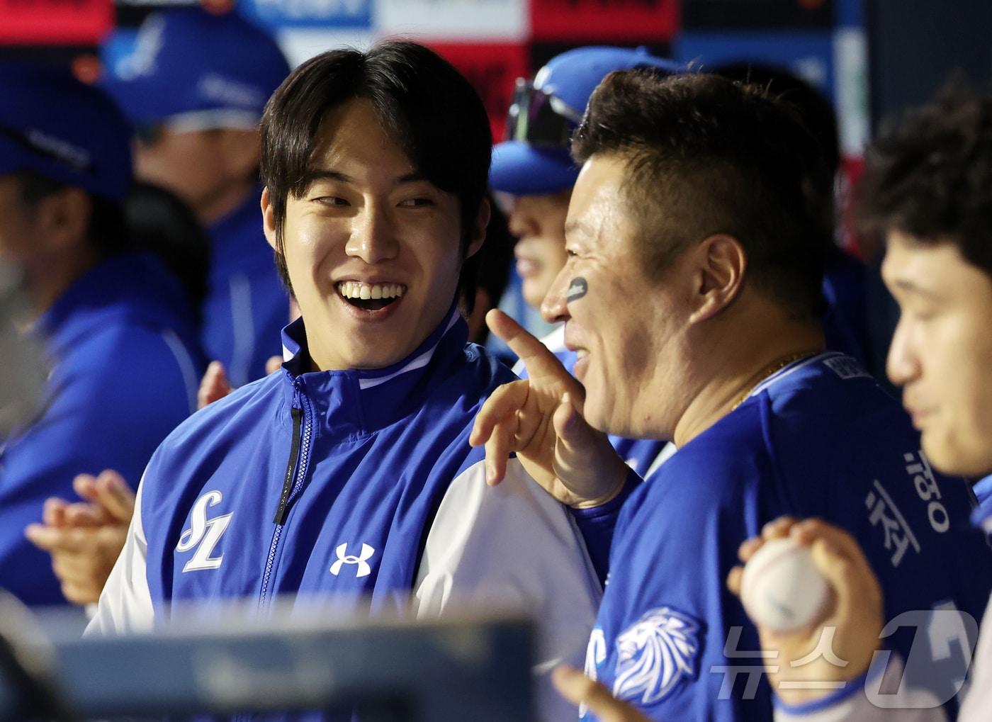 본문 이미지 - 28일 서울 송파구 잠실야구장에서 열린 '2026 신한 SOL KBO리그' 삼성 라이온즈와 두산 베어스의 경기, 삼성 원태인이 9회말 무사 1,2루 상황 두산 손아섭이 삼진으로 물러나자 최형우와 함께 환하게 웃고 있다. 2026.4.28 ⓒ 뉴스1 김진환 기자