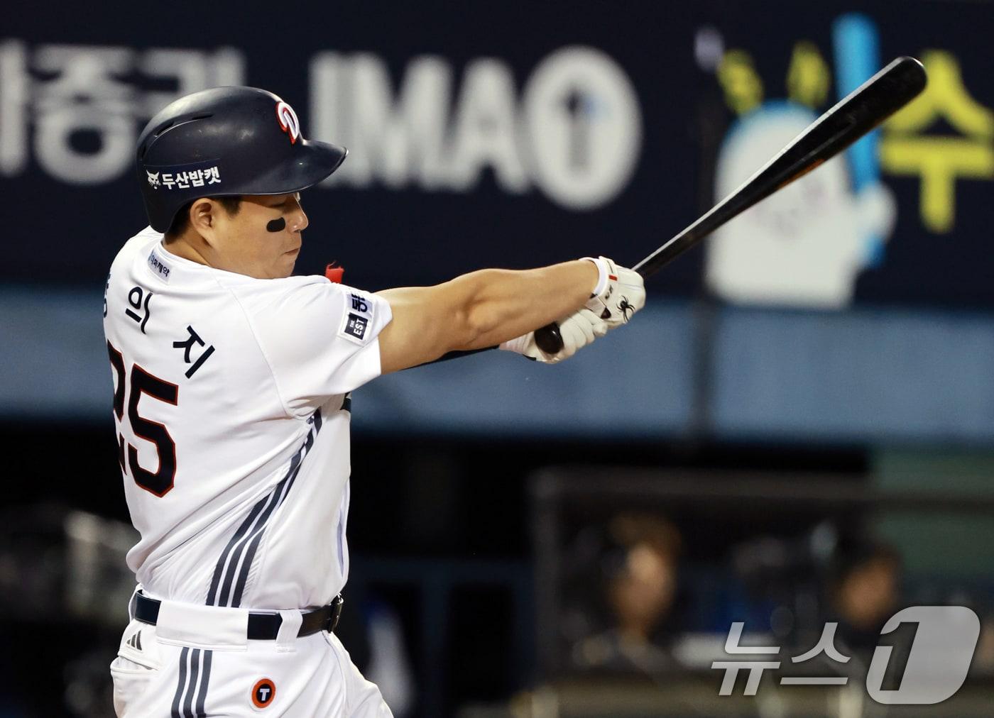 본문 이미지 - 28일 서울 송파구 잠실야구장에서 열린 '2026 신한 SOL KBO리그' 삼성 라이온즈와 두산 베어스의 경기, 6회말 2사 상황에서 두산 양의지가 1루타를 치고 있다. 2026.4.28 ⓒ 뉴스1 이호윤 기자