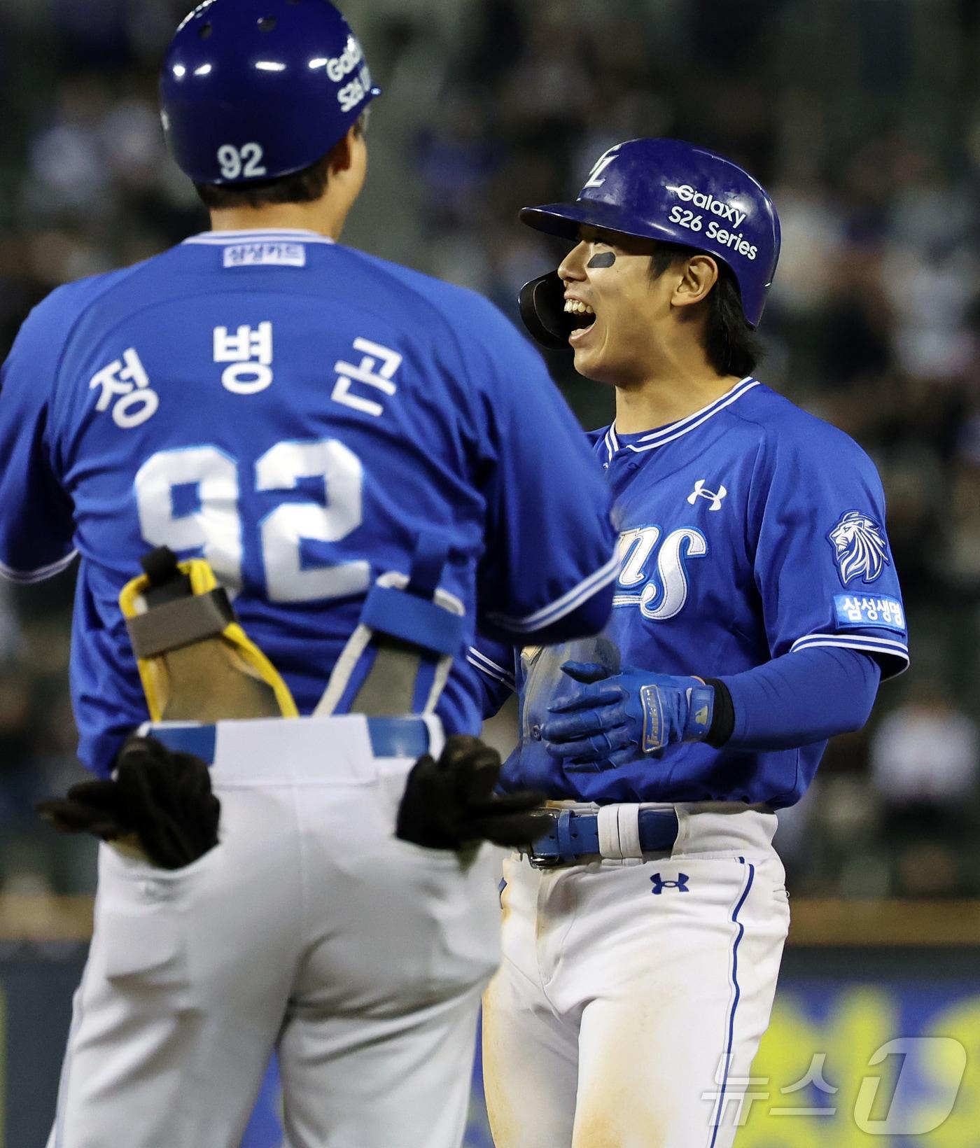본문 이미지 - 28일 서울 송파구 잠실야구장에서 열린 '2026 신한 SOL KBO리그' 삼성 라이온즈와 두산 베어스의 경기, 삼성 김성윤이 10회초 1사 2루 상황에서 역전 적시타를 친 뒤 환호하고 있다. 2026.4.28 ⓒ 뉴스1 김진환 기자