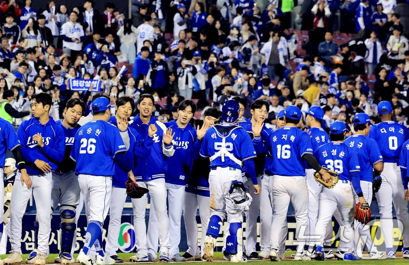 본문 이미지 - 28일 서울 송파구 잠실야구장에서 열린 '2026 신한 SOL KBO리그' 삼성 라이온즈와 두산 베어스의 경기, 연장 10회 끝에 5대4로 승리한 삼성 라이온즈 선수들이 기쁨을 나누고 있다. 2026.4.28 ⓒ 뉴스1 이호윤 기자