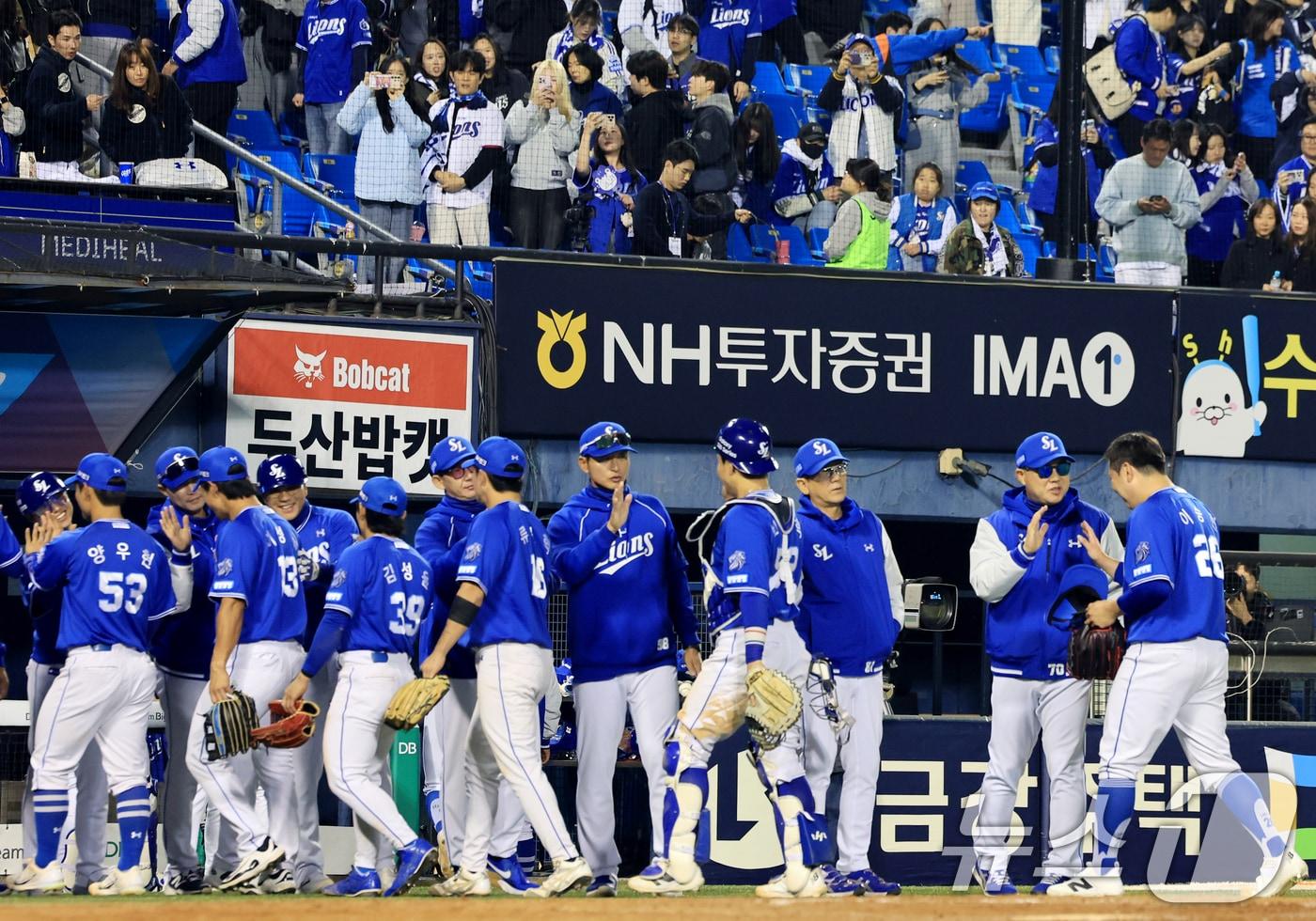 본문 이미지 - 28일 서울 송파구 잠실야구장에서 열린 '2026 신한 SOL KBO리그' 삼성 라이온즈와 두산 베어스의 경기, 연장 10회 끝에 5대4로 승리한 삼성 라이온즈 선수들이 박진만 감독을 비롯한 코칭스테프와 기쁨을 나누고 있다. 2026.4.28 ⓒ 뉴스1 이호윤 기자
