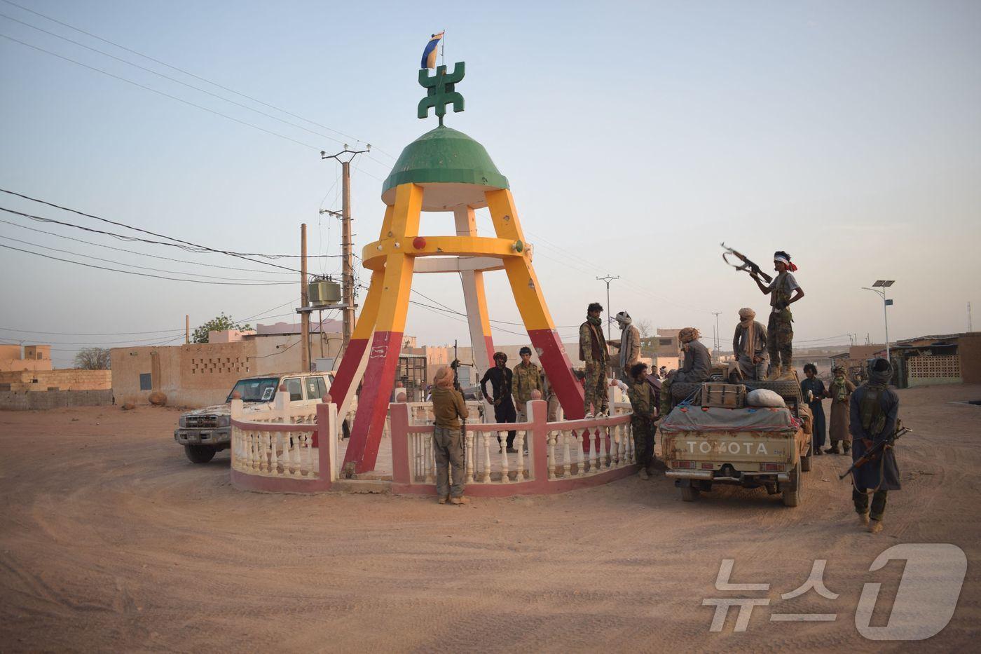 본문 이미지 -  26일(현지시간) 말리 키달에서 아자와드해방전선연합 소속 투아레그 반군들이 시위를 벌이고 있다. 2026.04.26. ⓒ AFP=뉴스1