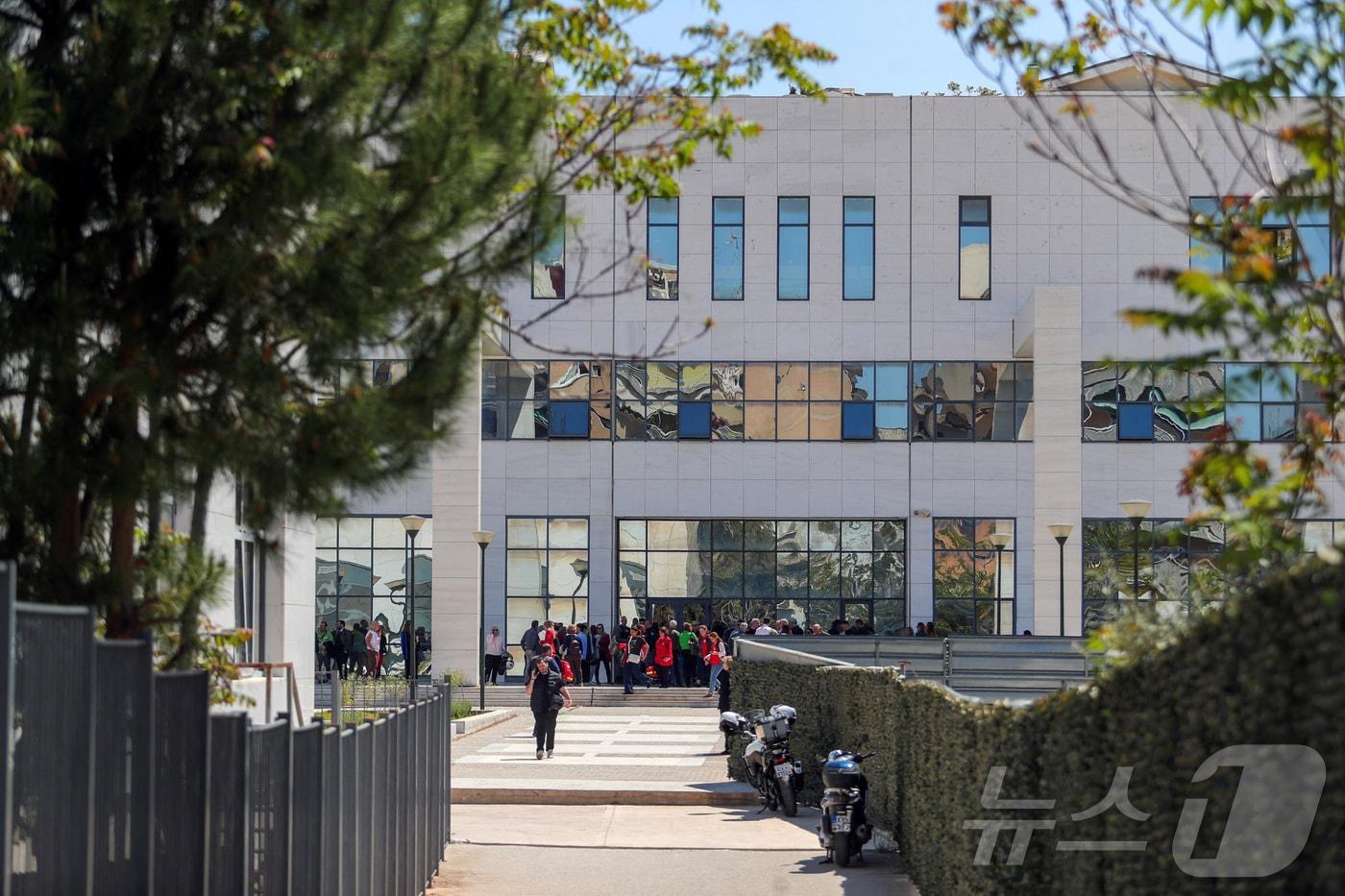 본문 이미지 - 그리스 아테네 법원에서 28일(현지시간) 총격 사건이 발생한 후 여러 사람이 모여 있다. 2026.4.28 ⓒ 로이터=뉴스1