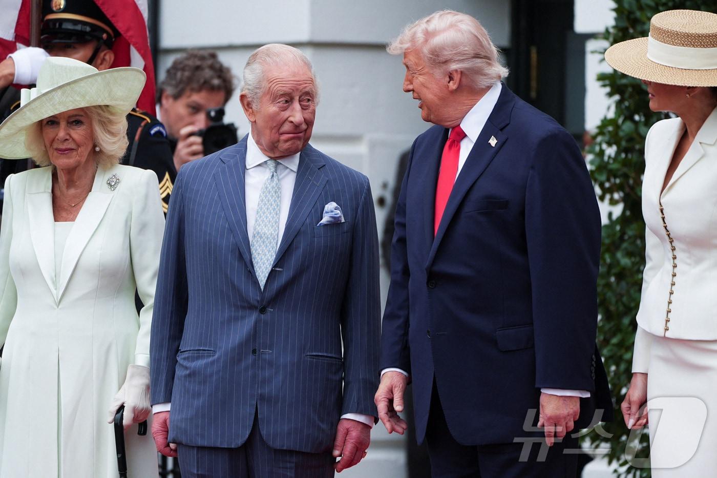 본문 이미지 - 카밀라 영국 왕비와 찰스 3세 영국 국왕, 도널드 트럼프 미국 대통령, 멜라니아 트럼프 여사가 28일(현지시간) 워싱턴DC 백악관에서 환영식에 참석하고 있다. 2026.4.28 ⓒ 로이터=뉴스1