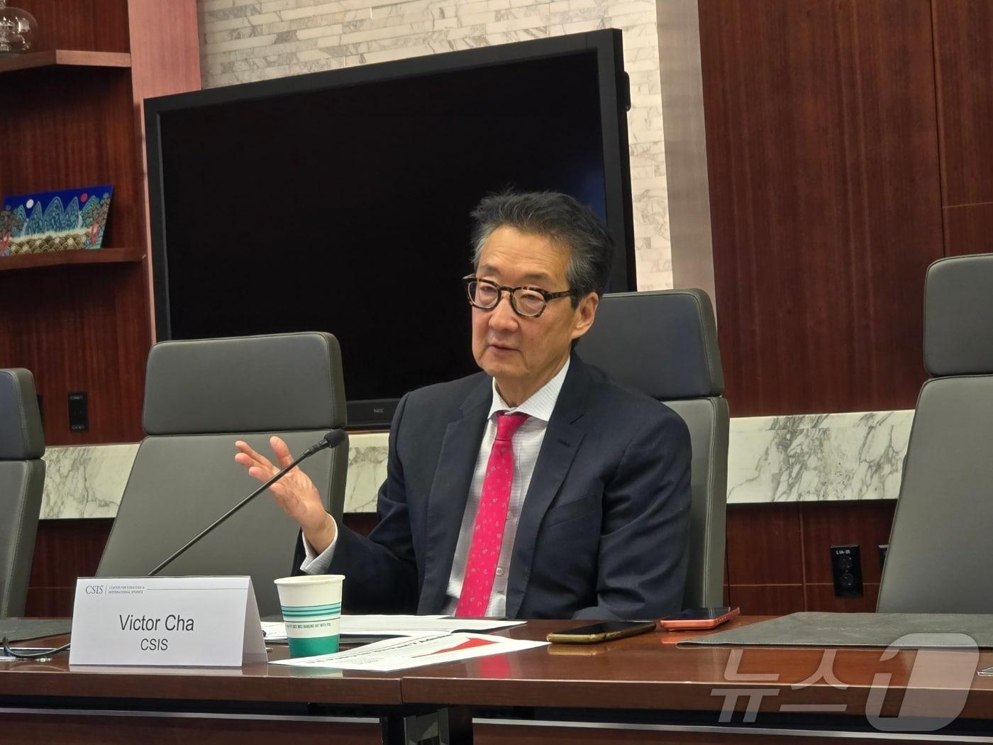 본문 이미지 - 빅터 차 미국 전략국제문제연구소(CSIS) 부소장 겸 한국석좌가 28일(현지시간) 워싱턴DC에서 열린 한국 특파원들과 간담회에서 발언하고 있다. 빅터 차 석좌는 북한의 비핵화는 단시일 내 달성이 어려운 목표로, 미국이 북한과의 '차가운 평화'(cold peace) 전략을 검토해야 한다고 제안했다. 2026.04.28. ⓒ 뉴스1 류정민 특파원